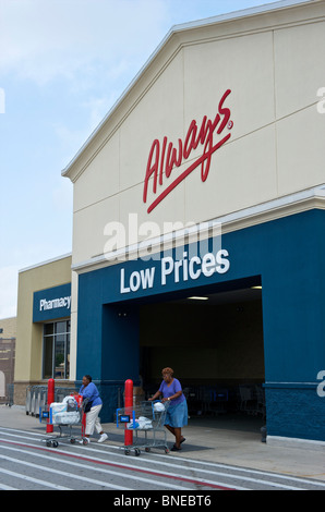Zwei Frauen schieben die shopping Warenkorb vor dem Wal-Mart super Center Eingang, Houston, Texas, USA Stockfoto