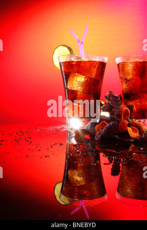 Rum und Cola - Cuba Libre - mit exotischen chips Stockfoto