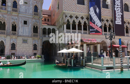 Das Venetian Las Vegas - Replik Venedig Einstellung. Kanal-Wasser-Funktion mit Gondeln. Anlegestelle für Ihre Ausflüge. Stockfoto