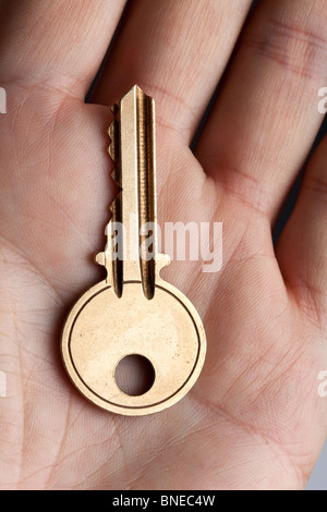 Goldene Hausschlüssel hautnah Stockfoto