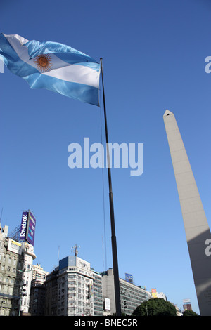 Obelisk von Buenos Aires und argentinische Flagge Stockfoto