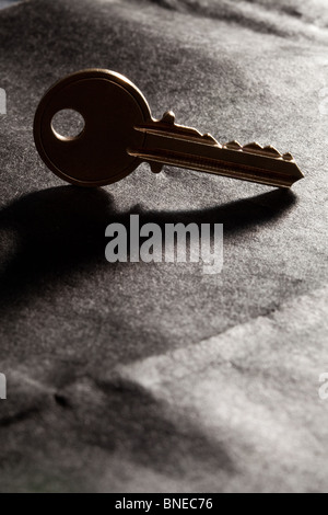 Goldene Schlüssel mit schwarzem Hintergrund Stockfoto