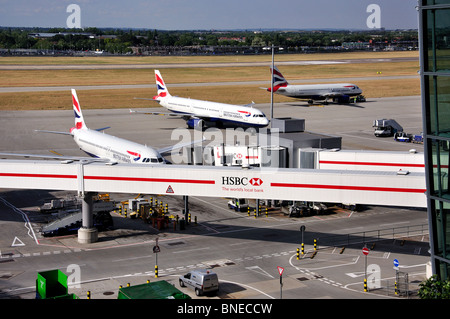 Flugzeuge auf dem Flughafen Heathrow Terminal 5 Tore. London Borough of Hounslow, Greater London, England, United Kingdom Stockfoto