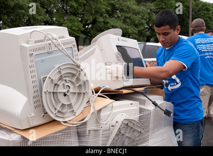 Studenten der Ingenieurwissenschaften an der University of Texas koordinieren ein "E-Waste-Drive" zum Recycling von alten Computern und Elektronik Stockfoto