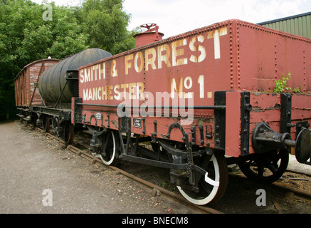 Rollenden Eisenbahnmaterials wartet auf Restaurierung, Didcot Railway Centre und Museum, Didcot, Oxfordshire. Stockfoto