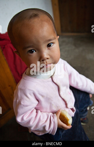 Yao Babymädchen in Dazhai Village, Longsheng, Provinz Guangxi, China Stockfoto