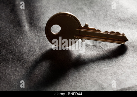 Goldene Schlüssel mit schwarzem Hintergrund Stockfoto