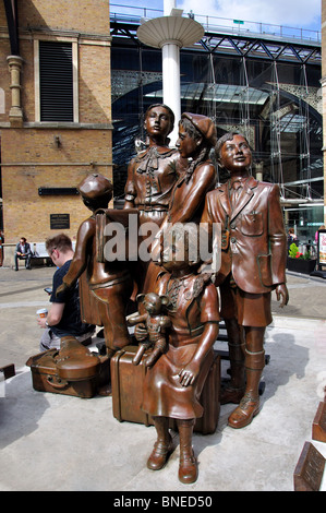 "Kinder für den Kindertransport" Statue, Hoffnung Platz, Liverpool Street Station, City of London, London, England, Vereinigtes Königreich Stockfoto