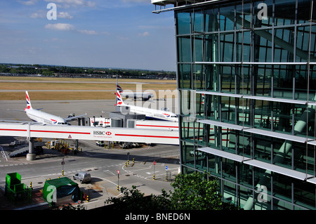 Flugzeuge auf dem Flughafen Heathrow Terminal 5 Tore. London Borough of Hounslow, Greater London, England, United Kingdom Stockfoto