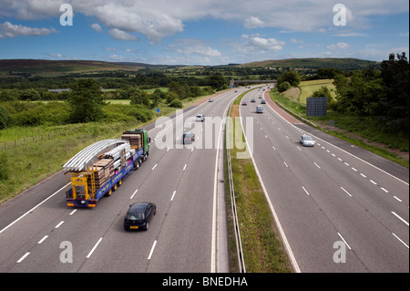 Autobahn M6 in der Nähe von Forton Dienstleistungen, durch die Landschaft laufen. Lancaster, Großbritannien Stockfoto