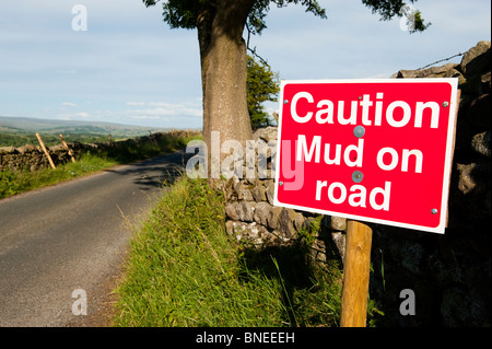 Schlamm auf der Straße Warnschild auf einen schmalen Feldweg. Stockfoto