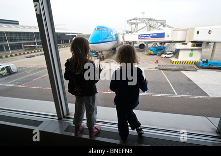 Bruder und Schwester beobachtete KLM Flugzeug Stockfoto