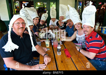 Seltsame Familie posiert für die Kamera auf einer Geburtstagsfeier an der Flusspromenade, San Antonio, Texas, USA Stockfoto