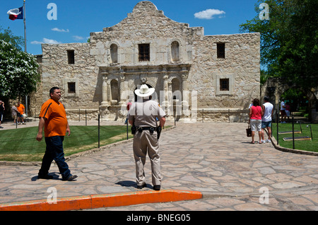 Polizisten bewachen alten Alamo Symbol von der Unabhängigkeit von Texas in San Antonio Texas, USA Stockfoto