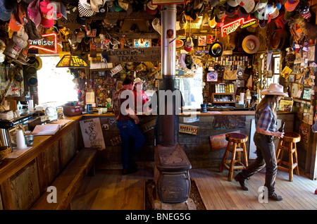 Besucher In Luckenbach Bar Hill Country Texas, Nordamerika, USA Stockfoto