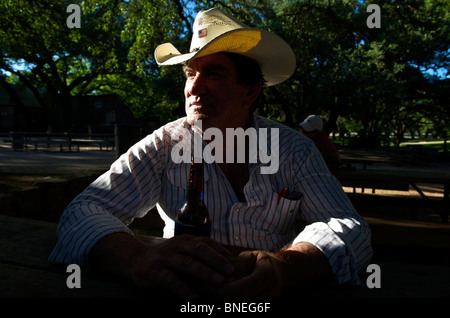 Cowboy mit Bier in Ranch im Hill County Texas, USA Stockfoto