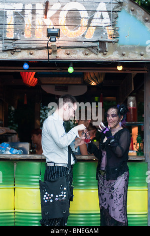 Goth Paar genießt einen Drink in einer Bar auf dem Tollwood Sommer Festival in München, Deutschland Stockfoto