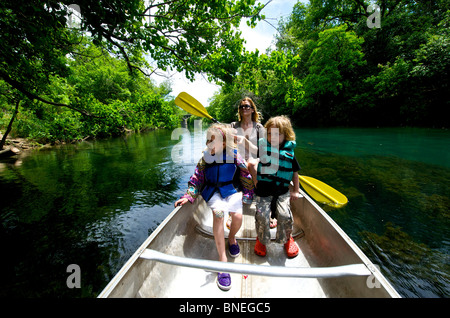 Familie hat Kanu auf dem Colorado River in Austin, Texas, USA Zilkar Park vermietet. Stockfoto