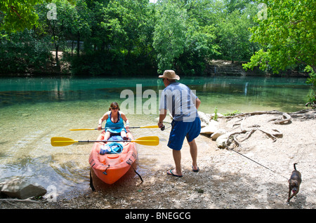 Paar gemieteten Kanu am Colorado River im Zilker Park, Austin, Texas, USA Stockfoto