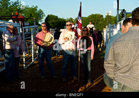 Mitglieder des PRCA Rodeo singen die Nationalhymne im Smalltown, Bridgeport, Texas, USA Stockfoto