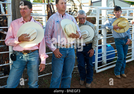 Vier Rodeos Mitglied PRCA singen die Nationalhymne im Pferdestall in Smalltown, Bridgetown Texas, USA Stockfoto