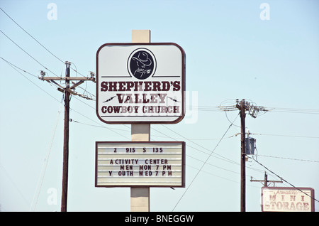 Cowboy-Kirche-Straßenschild, Schäfers Tal Bibel-Gürtel, Texas, USA Stockfoto