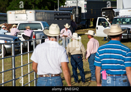 Cowboy-Mitglieder des PRCA Rodeo Veranstaltung in Bridgeport, Texas, USA Stockfoto