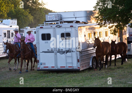 Cowboy-Mitglieder des PRCA Reitpferde backstage bei Rodeo-Veranstaltung in Bridgeport Texas, USA Stockfoto