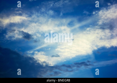 Bewölkter Himmel bei Sonnenuntergang. Hintergrund für den Design-Einsatz. Stockfoto