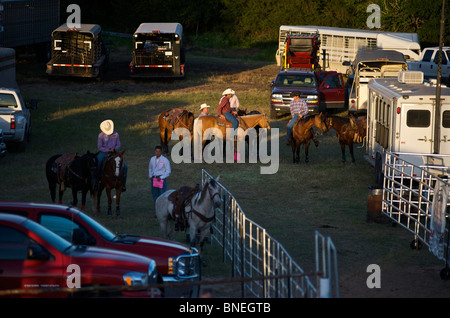 Cowboy-Mitglieder des PRCA Rodeo Veranstaltung in Bridgeport, Texas, USA hinter den Kulissen vorbereiten Stockfoto