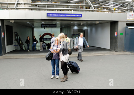 Menschen vor dem Eingang zum Bahnhof Kings Cross St. Pancras Underground, London England UK Stockfoto