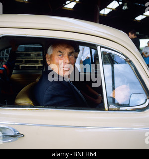 LANDWIRT IN AUTO AN SCHAFEN MARKT MAAM CROSS CONNEMARA COUNTY GALWAY, IRLAND Stockfoto