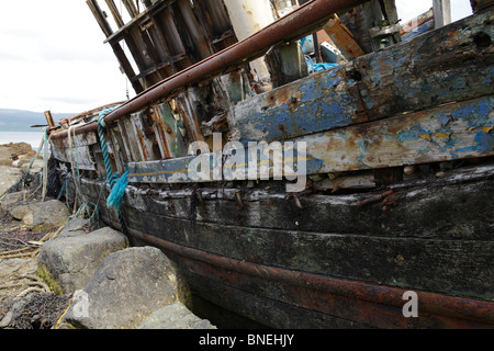 Ein altes zerstört Fischerboot gefesselt am Ufer Stockfoto