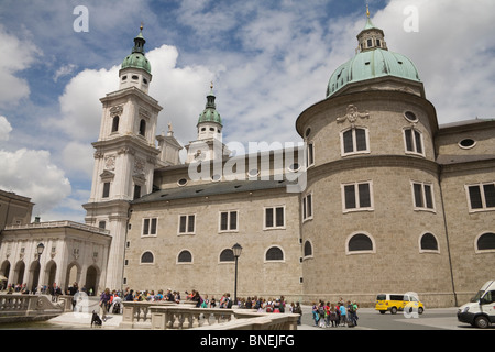 Salzburg Österreich EU Blick über Kapitel Platz zum Dom Dom mit einer Gruppe von Kindern auf einer Klassenfahrt Stockfoto