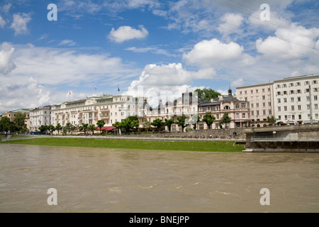 Salzburg Österreich EU suchen über Salzach Fluss zum historischen Sacher Hotel erbaut im Jahre 1866 Stockfoto