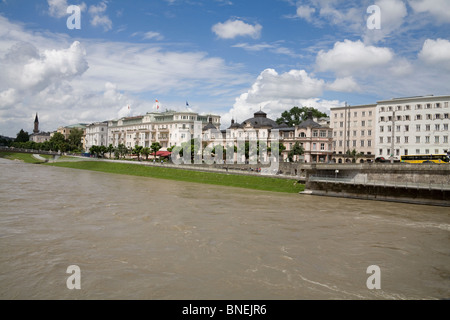 Salzburg Österreich EU suchen über Salzach Fluss zu den historischen Gebäuden entlang Schwarzstraße Stockfoto