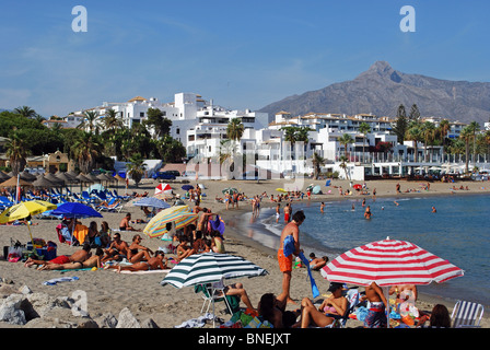 Urlauber am Strand, Puerto Banus, Marbella, Costa Del Sol, Provinz Malaga, Andalusien, Südspanien, Westeuropa. Stockfoto