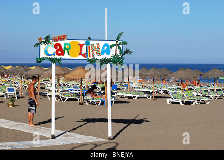 Urlauber auf Carolina Beach, Torremolinos, Costa del Sol, Provinz Malaga, Andalusien, Spanien, Westeuropa. Stockfoto