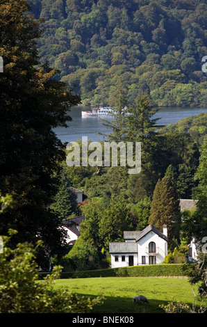 Ansicht eines Hauses mit Blick auf Lake Windermere in der Nähe von Bowness Cumbria Stockfoto