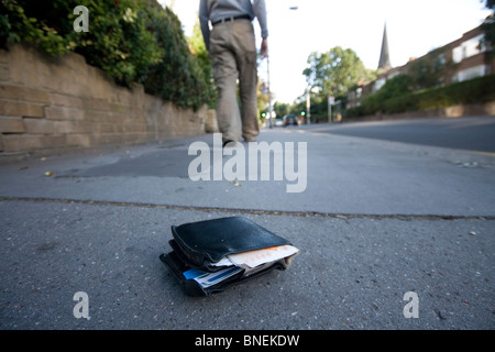 Eine Brieftasche in einem Vorort Straße in London, England. Stockfoto