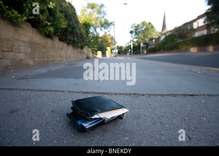 Eine Brieftasche in einem Vorort Straße in London, England. Stockfoto