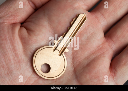Goldene Hausschlüssel hautnah Stockfoto