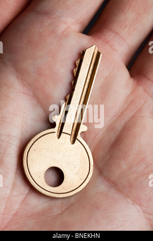 Goldene Hausschlüssel hautnah Stockfoto