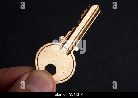 Goldene Hausschlüssel hautnah Stockfoto