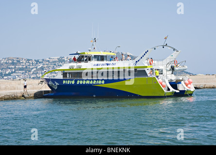 Blaue und grüne Glasboden touristischen Katamaran Vorbereitung auf Reise von Santa Margarida Catalonia Spanien Espana abweichen Stockfoto