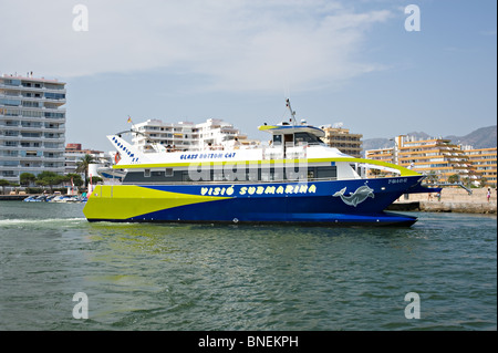 Blaue und grüne Glasboden touristischen Katamaran Abfahrt auf Reise von Santa Margarida Catalonia Spanien Espana Stockfoto