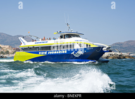 Blaue und grüne Glasboden touristischen Katamaran Abfahrt auf Reise von Santa Margarida Catalonia Spanien Espana Stockfoto