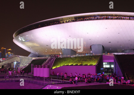 Expo Culture Center in der Nacht. UFO-förmige Gebäude. 2010 Shanghai World Expo Park, Pudong, Shanghai, China. Weltausstellung. Stockfoto