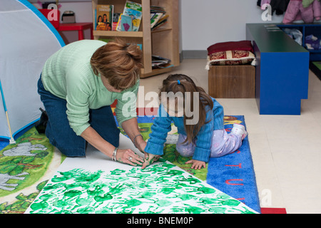 Vorschul-Klassenzimmer 4 jährige blonde kaukasische Vorschule Mädchen
