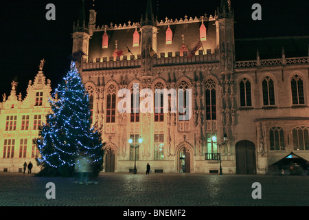 Blick bei Nacht der Sandsteinfassade des Stadhuis (Rathaus) in der Nacht aus dem aus dem Jahre 1376, befindet sich in der Burg gepflastert/gepflasterten Stockfoto